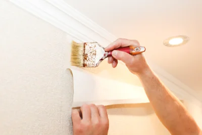 Pose de papier peint à Combressol — revêtements muraux et toiles de verre